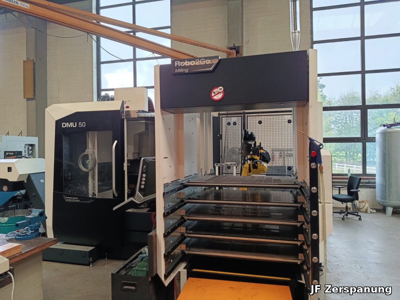5-assig freescentrum DMG DMU 50 met Robo2Go Milling-robotautomatisering en ladenmagazijn