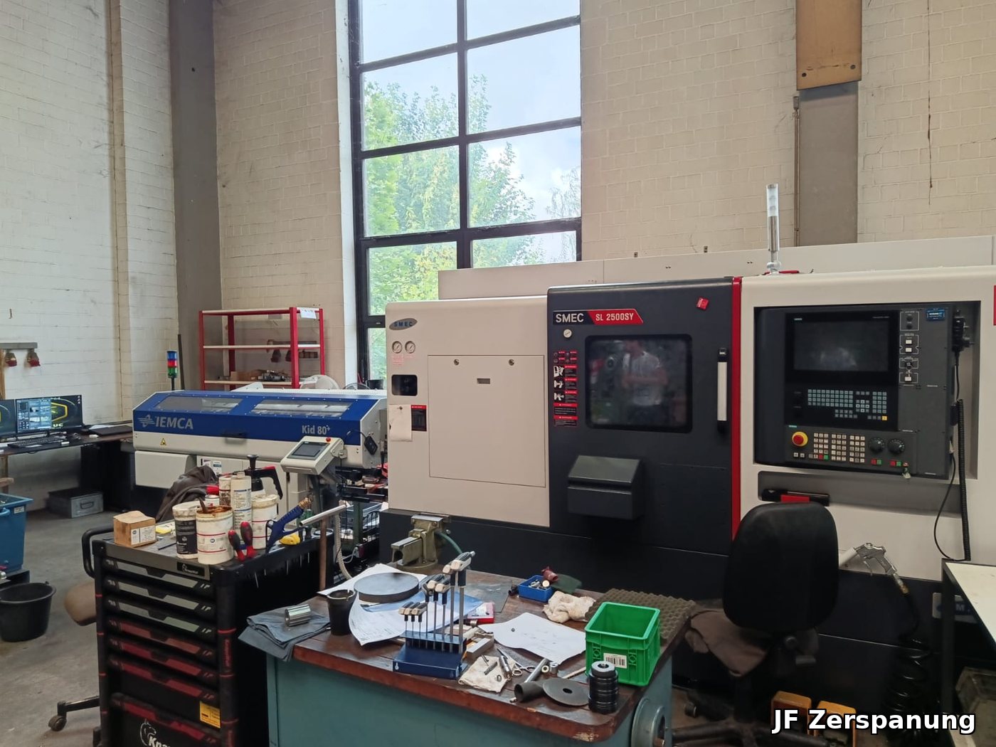 Draai-freescentrum SMEC SL 2500SY met staaflader IEMCA Kid 80+ bij JF Zerspanung in Schenefeld