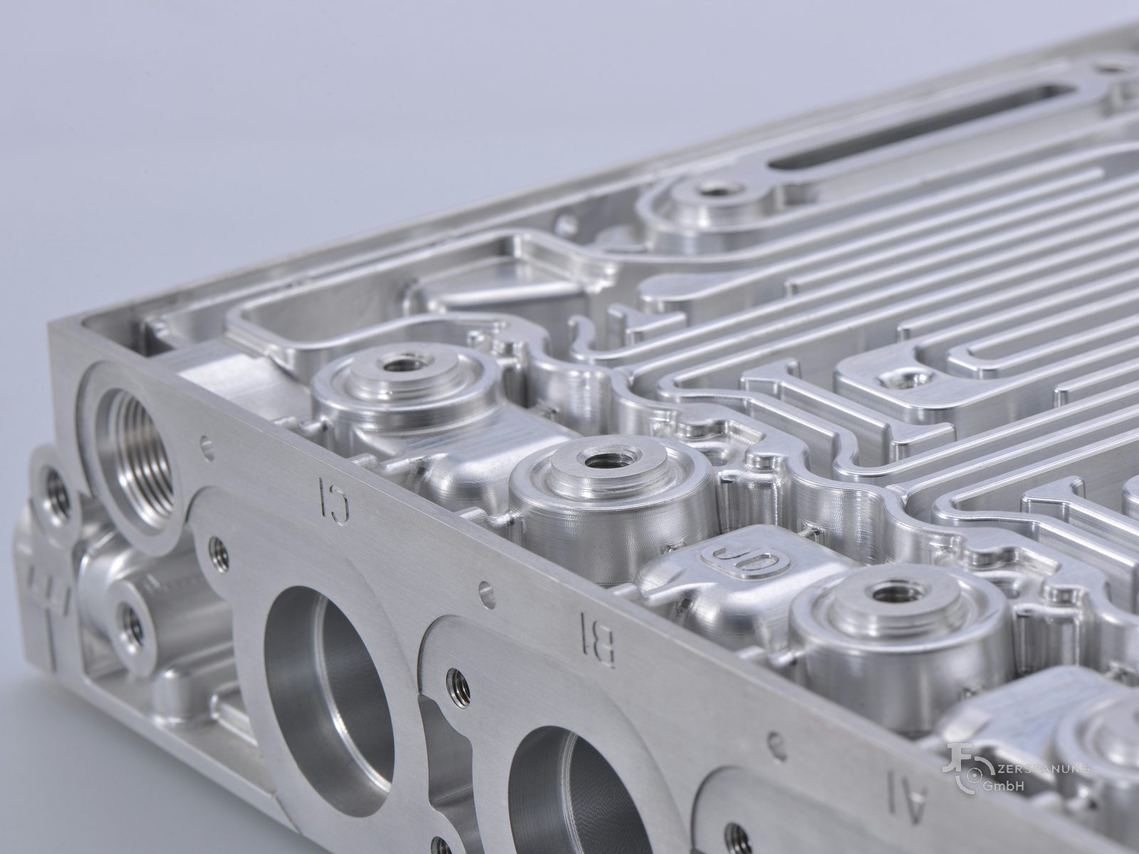 Detail eines Hydraulikblocks mit Querbohrungen
